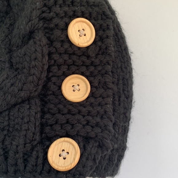 Cozy Cable Knit Black Hat w/Button Detail - Picture 4 of 4